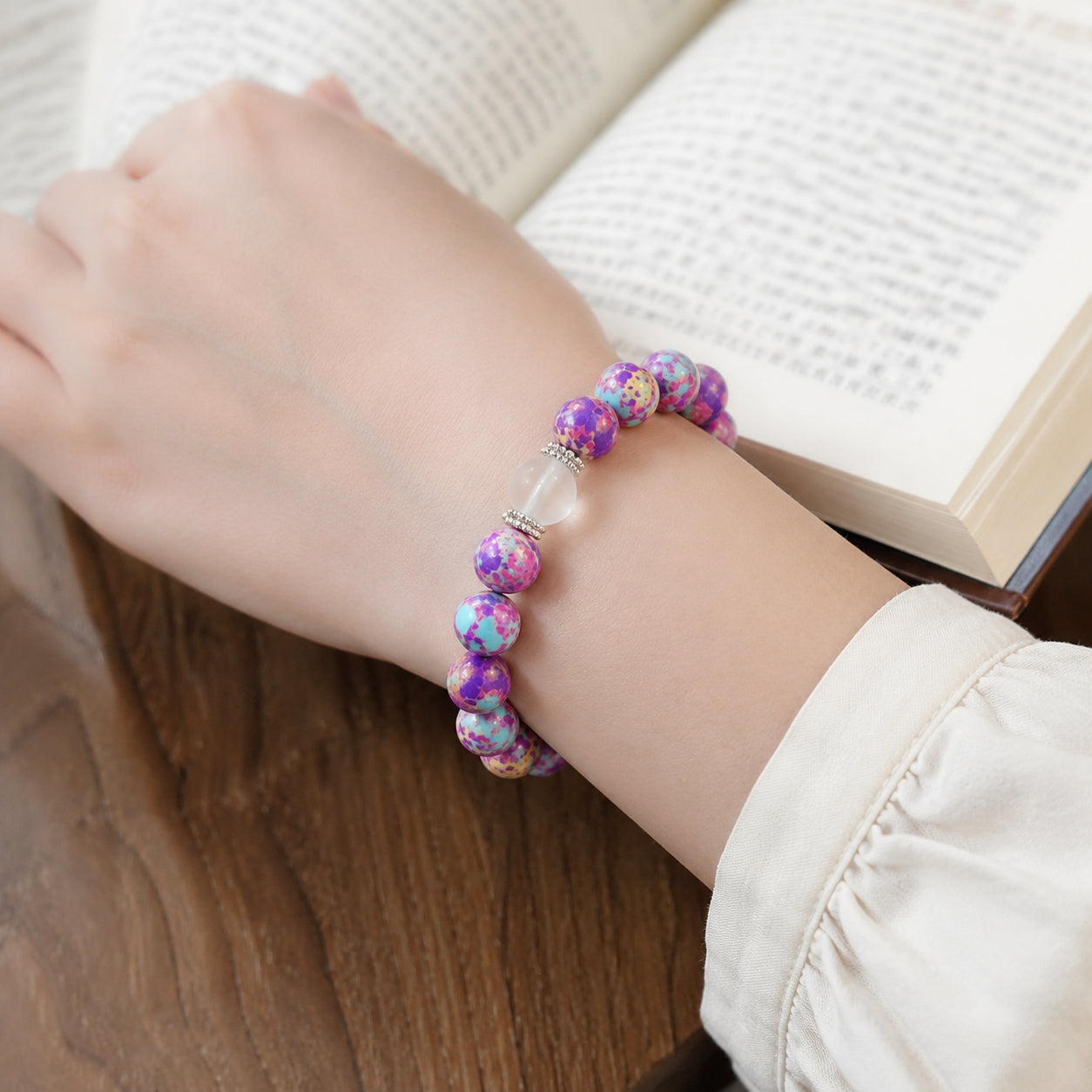 Beaded elastic bracelet with colorful patterns, fashionable jewelry, suitable for everyday wear.